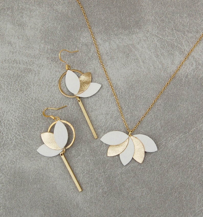 Boucles d'oreilles mini lotus cuir blanc et doré et plaqué or Idée cadeau pour femme Création artisanale Agatiz image 2