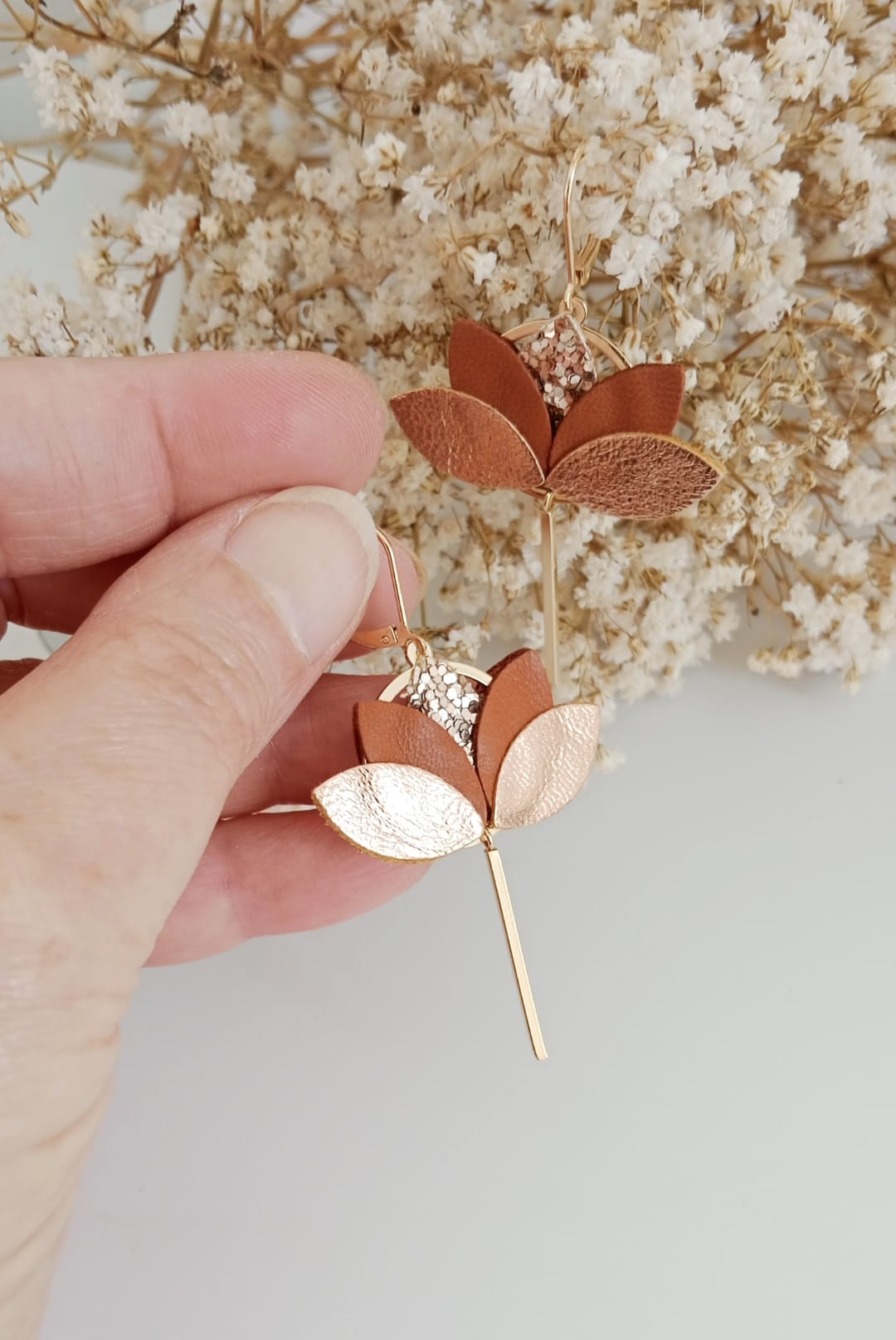 Boucles d'oreilles lotus cuir terracotta, or rose et paillettes- Bijoux plaqué or - Création artisanale - Cadeaux Noël pour femme - Agatiz - Etsy France