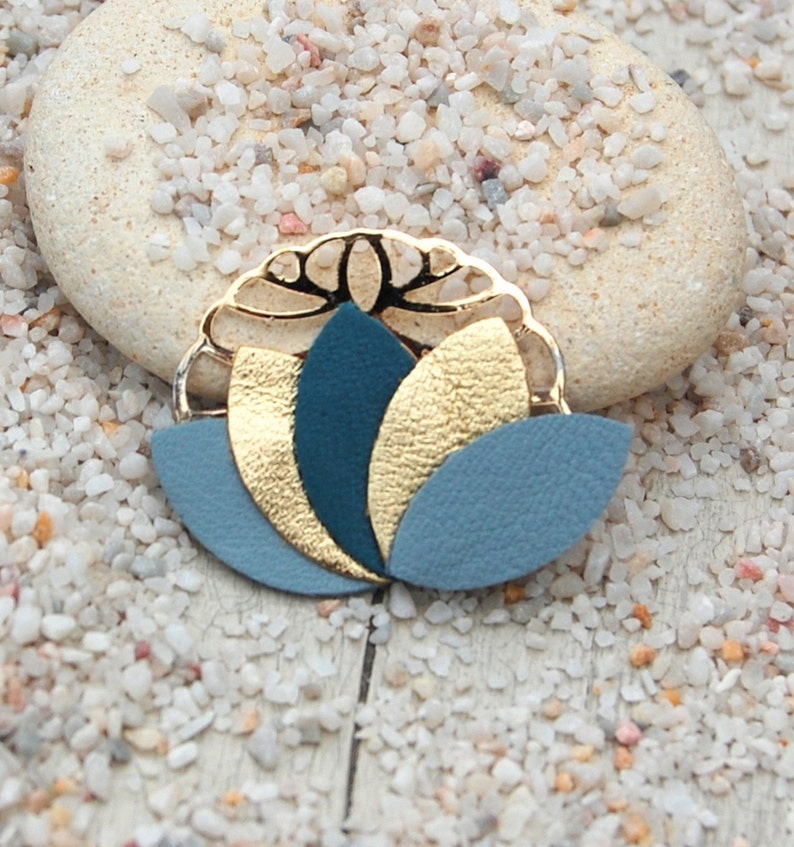 Broche cuir fleur de lotus bleu gris, bleu canard et or Bijoux femme Cadeaux mariage, cadeaux femme, fêtes des mères AGATIZ image 1