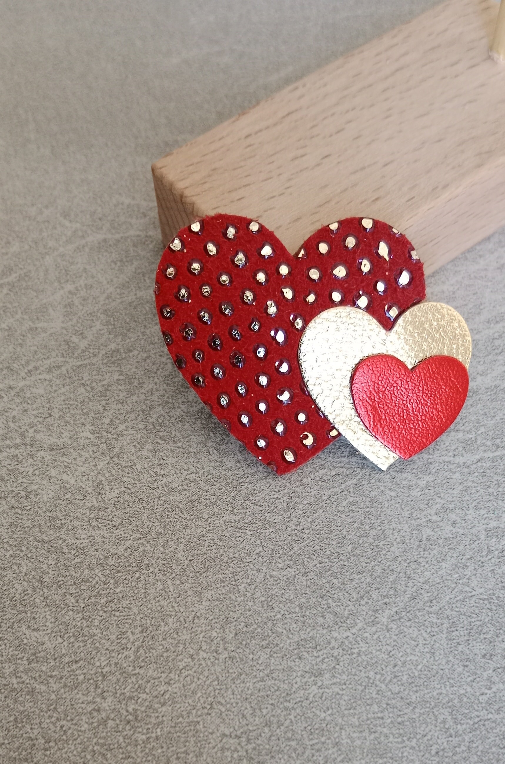 Broche Bijou Rétro Flèche Avec Pampille Et Coeur 3D Rouge - Modèle 5154, Occasion Bon état