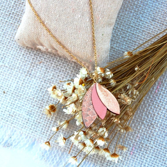 Collana in pelle oro rosa e petalo rosa cipria Gioielli donna Idee regalo  AGATIZ -  Italia
