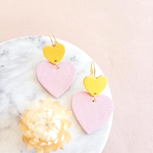 Pendientes de corazón de cuero rosa empolvado amarillo sol - Corazón bicolor - Espalda de acero inoxidable - Joyería de boda AGATIZ para el Día de la Madre