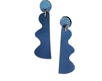 Boucles d'oreilles Wave cuir Bijoux cuir bleu métallisé Bijoux mariage, cérémonie, fête des mères  - Agatiz