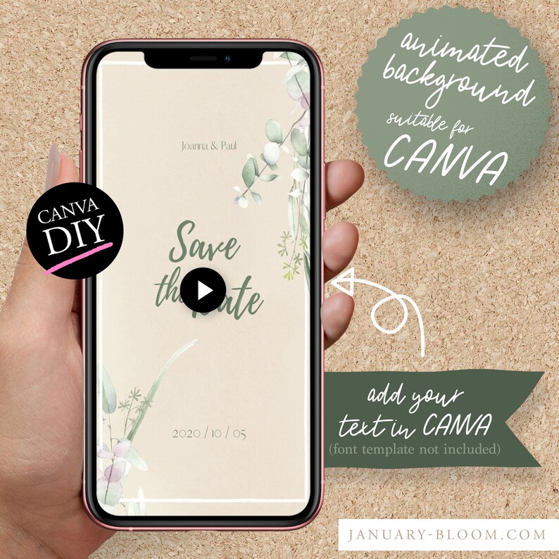 Op de afbeelding: Een geanimeerde groene en witte achtergrond voor Canva met de tekst "Save the Date" en een afspeelknop. De achtergrond heeft een aquarel bloemenontwerp met eucalyptusbladeren en witte bloemen. De tekst "Joanna & Paul" staat bovenaan de achtergrond en de datum "2020/10/05" staat onderaan. De tekst "add your text in CANVA (font template not included)" staat onderaan de afbeelding.
