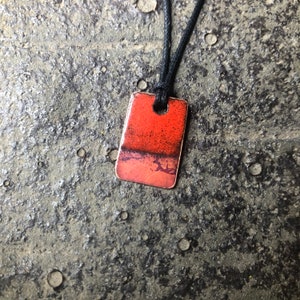 Collar de esmalte &quot;pasión&quot;, regalo para mujer y hombre•Collar Boho•Joyería de esmalte•Minimalista•Hecho a mano•Rojo•
