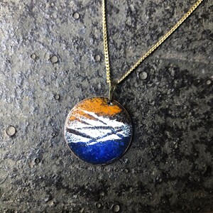 Collar de esmalte &quot;cumbre&quot;, regalo para mujer•Collar Boho•joyería de esmalte•minimalista•hecho a mano•Azul•naranja•blanco