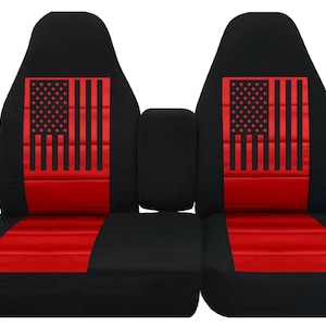 Può includere: Coprisedili per auto neri e rossi. I coprisedili presentano un design a bandiera americana rosso e nero. I sedili sono neri con una sezione rossa nella parte inferiore e un design a bandiera rossa al centro.