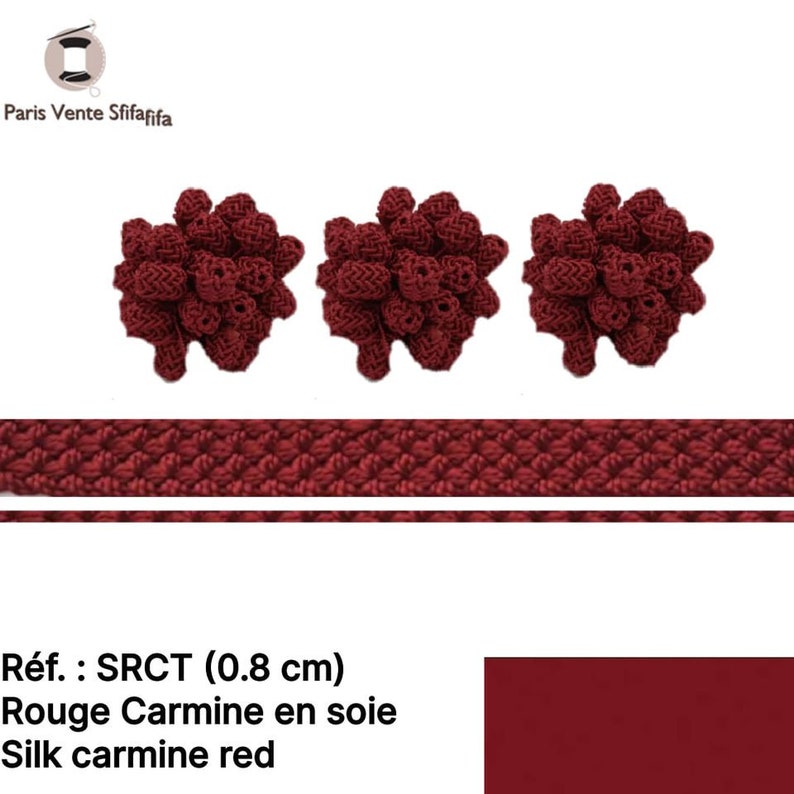 Puede incluir: Tres rosetas de seda roja, cada una con un di&aacute;metro de 0,8 cm, y un cord&oacute;n de seda roja con un patr&oacute;n tejido. El texto "R&eacute;f.: SRCT (0,8 cm) Rouge Carmine en soie Silk carmine red" es visible debajo de la imagen.
