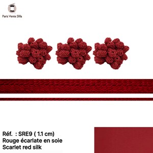Puede incluir: Tres rosetas de seda roja, cada una con un di&aacute;metro de 1,1 cm. Las rosetas est&aacute;n hechas de seda tejida apretada y tienen una superficie ligeramente texturizada. Las rosetas est&aacute;n dispuestas en una fila, con la roseta del medio ligeramente m&aacute;s alta que las otras dos. El texto "R&eacute;f.: SRE9 (1.1 cm)" es visible debajo de las rosetas. El texto "Rouge &eacute;carlate en soie" es visible debajo del texto "R&eacute;f.: SRE9 (1.1 cm)". El texto "Scarlet red silk" es visible debajo del texto "Rouge &eacute;carlate en soie".