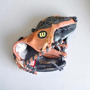 Wilson A2450 EZ Catch T-Ball Glove – 10&quot; Youth Baseball Mitt – Dual Finger Power Web – Brown/Black