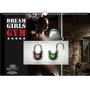 Könnte beinhalten: Ein Kalender mit dem Titel "Dream Girls Gym" und einem Foto einer Frau, die in einem Fitnessstudio Gewichte hebt. Der Kalender hat ein Schlosssymbol mit einem roten X und einem grünen Häkchen, das die Online- und Printversionen anzeigt.