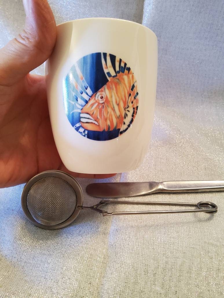 Tasse Forme Gobelet Décor Thème Marin avec Une Rascasse Dans Eau Bleue