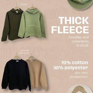 Peut inclure: Une vari&eacute;t&eacute; de sweats &agrave; capuche et de pulls &agrave; col rond dans diff&eacute;rentes couleurs, notamment le vert, le noir, le marron et le gris. Le texte "THICK FLEECE" est affich&eacute; en grandes lettres blanches. Le texte "hoodies and crewnecks in stock" est affich&eacute; en lettres blanches plus petites. Le texte "70% coton 30% polyester our own production" est affich&eacute; en lettres blanches plus petites. Le texte "INSIDEOUT" est affich&eacute; dans un encadr&eacute; jaune avec un contour blanc.