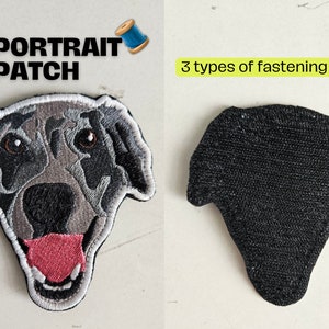 Pode incluir: Patch bordado com retrato de cão com o texto "PORTRAIT PATCH". O patch apresenta um design detalhado do rosto de um cão com detalhes em preto, cinza e rosa. A imagem também mostra a parte de trás do patch, destacando três tipos de fixação.