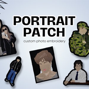 Könnte beinhalten: Fünf gestickte Patches mit Porträts von Personen. Die Patches befinden sich auf einem hellblauen Hintergrund. Der Text "PORTRAIT PATCH" ist in schwarzen Buchstaben über den Patches. Der Text "Individuelle Foto-Stickerei" ist in schwarzen Buchstaben unter den Patches.