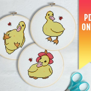 Pode incluir: Três bastidores de ponto cruz com patinhos amarelos com bicos e pés laranja. Cada patinho tem uma pose única, e alguns têm joaninhas por perto. O texto "PDF ONLY" é visível em um fundo gradiente.