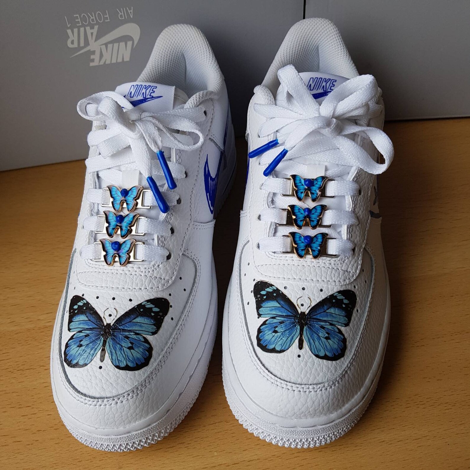 how to put shoelaces on af1