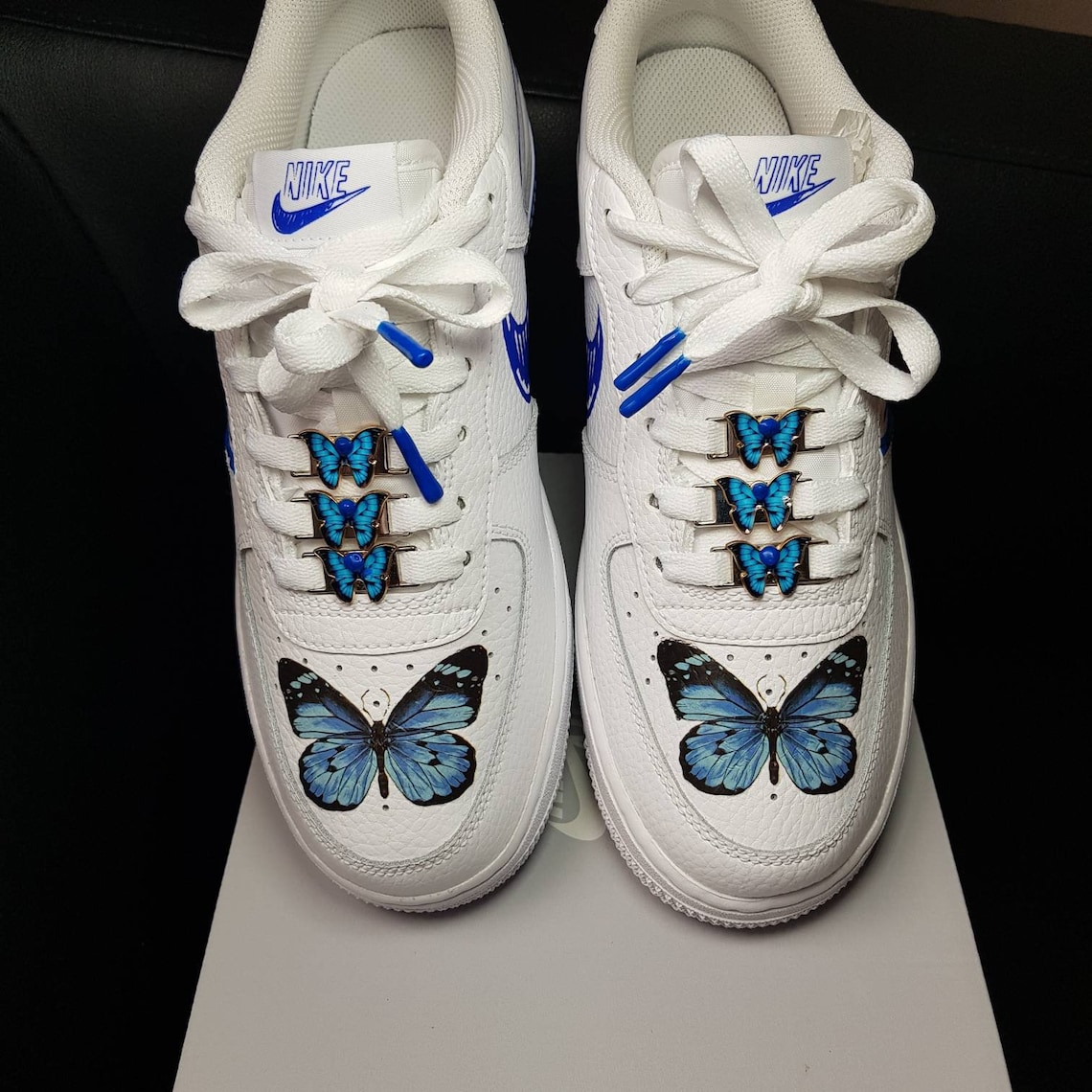 shoelaces with nike on them