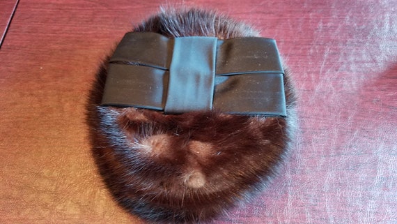 Womens Vintage Mink Pillbox Hat with Black Satin … - image 1