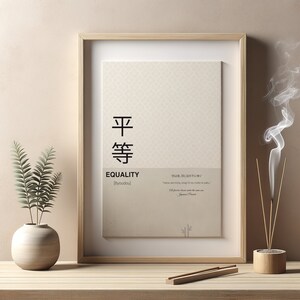 Peut inclure: Une impression encadrée avec les caractères japonais pour "égalité" et la traduction anglaise. L'impression est sur un fond beige avec un motif subtil. Le cadre est en bois clair et l'impression est posée sur une surface en bois avec une petite plante et des bâtonnets d'encens.