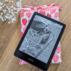 Etui Kindle matelassé fait main : étui pour liseuse imprimé fraises