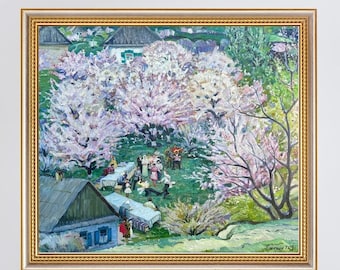 Puede incluir: Una pintura enmarcada que representa una escena rural con un grupo de árboles en flor rosa en primer plano. Los árboles están rodeados de un exuberante césped verde y una pequeña casa azul con techo blanco. Se pueden ver varias figuras en la distancia, lo que añade un toque de vida a la escena.