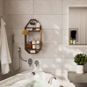 Puede incluir: Una escena de ba&ntilde;o con una estanter&iacute;a de ducha de madera con varios art&iacute;culos de tocador, incluyendo botellas de jab&oacute;n y champ&uacute;. Una bata blanca cuelga de un gancho, y una ba&ntilde;era es visible en primer plano. La estanter&iacute;a mide aproximadamente 61 cm de alto.