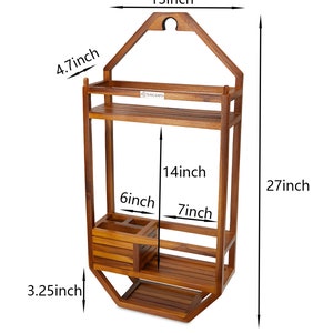 Puede incluir: Estanter&iacute;a de pared de madera con acabado natural. Cuenta con dos estantes, un peque&ntilde;o compartimento de almacenamiento y un gancho para colgar. La unidad mide 68.6 cm de alto, 33 cm de ancho y 12 cm de profundidad. El compartimento de almacenamiento mide 15.2 cm de ancho.