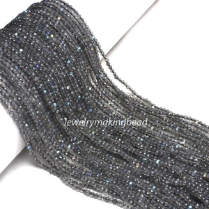 Puede incluir: Una hebra de cuentas de piedra preciosa de labradorita gris, de aproximadamente 4 mm de tamaño. Las cuentas tienen un brillo iridiscente sutil.