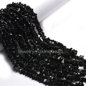 Lindas contas de ônix preto em formato de pepita, pedra preciosa natural, com acabamento irregular e polido, perfeitas para confecção de joias DIY.