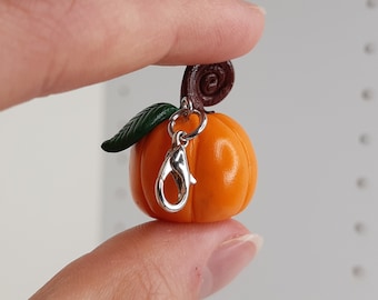 Llavero de calabaza, llavero de otoño, calabaza de arcilla polimérica, calabaza hecha a mano, llavero divertido, llavero lindo, llavero de tamaño divertido, regalo único de otoño