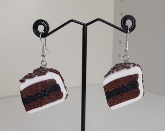チョコレートケーキのイヤリング、チョコレートのスプリンクル、ポリマークレイのケーキのイヤリング、ミニケーキのイヤリング、ケーキのイヤリング、チョコレートのイヤリング、フードダングル