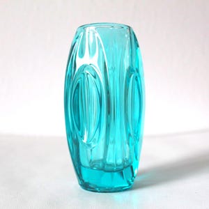 Tjeckisk glaskula Designad av Rudolf Schröter, konstglas | Designblomvas, klar aqua.