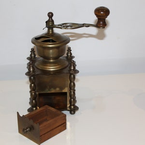 Copper coffee grinder in baroque style, old fashioned coffee grinder, midcentury | Coffee grinder from bygone years, kitchen utensil.