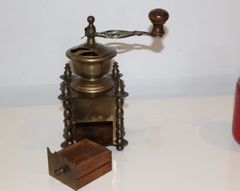 Molinillo de café de cobre en estilo barroco, molinillo de café antiguo, mediados de siglo | Molinillo de café de antaño, utensilio de cocina.