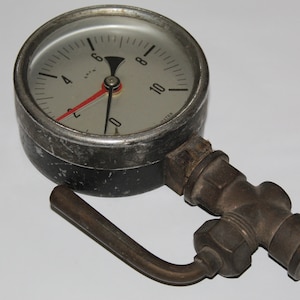 Öldruckmessgerät eines Oldtimers - Lizenzfreies Bild #27639637