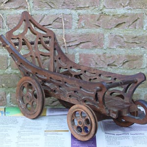 Kleiner antiker Wagen, Bauernwagen aus Holz / Teddybärkutsche / Zugwagen / Blumendisplay | Französischer Heuwagen, 1940er–50er Jahre, altes Requisit.