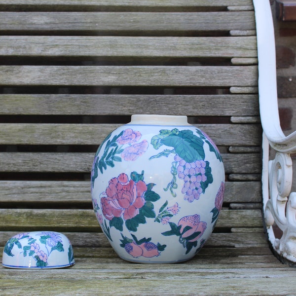 Large hand-painted ginger jar, white porcelain with floral deco | Chinese pot with lid, original China handicraft.
