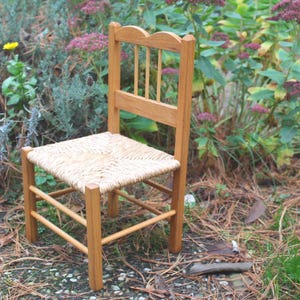 Puppenstuhl aus Holz und Sisal, nostalgischer Vintage-Stil aus der Mitte des Jahrhunderts | Französischer Puppenstuhl im Landhausstil | Korbstuhl.