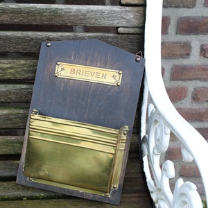 Porta cartas nostálgico, antiguo colgador de pared de madera y latón | Decoración de oficina de correos, correspondencia y tarjetas.