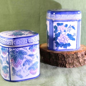 Dos jarras chinas azules y blancas, jarra de porcelana vintage para jengibre, té o especias, recipiente rectangular con tapa, flores pintadas a mano