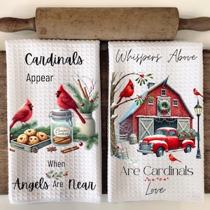 Puede incluir: Dos toallas de cocina blancas con cardenales rojos y escenas de invierno. La primera toalla dice "Cardinals Appear When Angels Are Near" y la segunda toalla dice "Whispers Above Are Cardinals Love".
