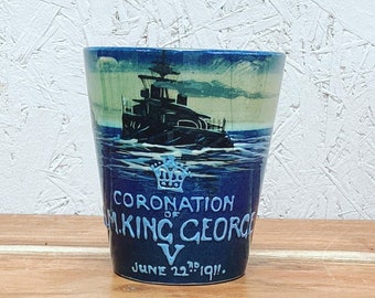 Rara taza antigua de Minton con forma de vaso conmemorativo de la coronación del rey Jorge V.