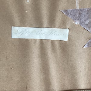 Peut inclure: Gros plan sur une surface en papier brun avec une &eacute;tiquette blanche qui dit "Apr&egrave;s la course".