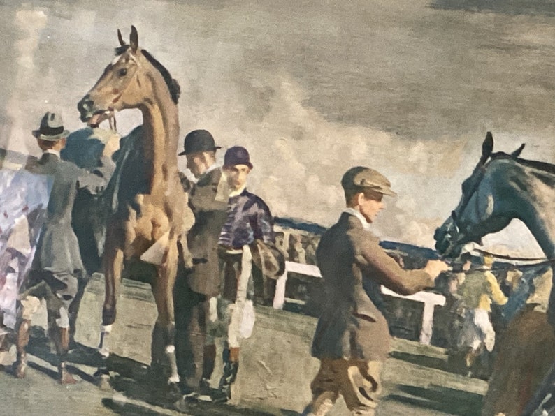 Peut inclure: Une peinture repr&eacute;sentant une course de chevaux. Deux chevaux sont au premier plan, l'un brun et l'autre noir. Plusieurs personnes sont &agrave; l'arri&egrave;re-plan, certaines portant des chapeaux et d'autres des soies de jockey. La sc&egrave;ne se d&eacute;roule sur un hippodrome.