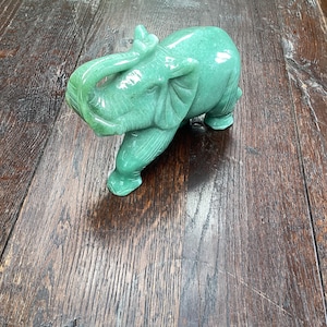 Estatua de elefante de jade vintage