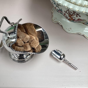 Antik silverpläterad sockerkopp med matchande skopa