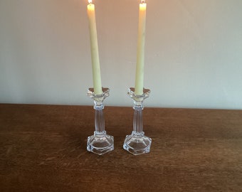 Ein Paar gerippte Glas Stiel Kerzenhalter Kerzenhalter