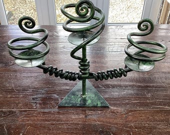 zabytkowy ręcznie robiony świecznik z kutego żelaza z celtyckim wzorem wirowym