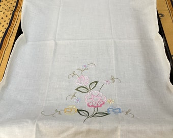 Vintage Linen Tray Cloth and Napkins Grannychic Style GrandmaCore Homewares CottageCore Style